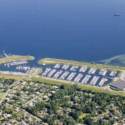 luchtfoto Scharendijke met de jachthaven en op achtergrond het Grevelingenmeer
