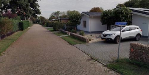 Grevelingenstraat met rechts woningen waar voor een auto staat geparkeerd